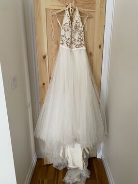 Boho A-Line Wedding Dress – Lace Halter Bodice, Open Back, Tulle Skirt